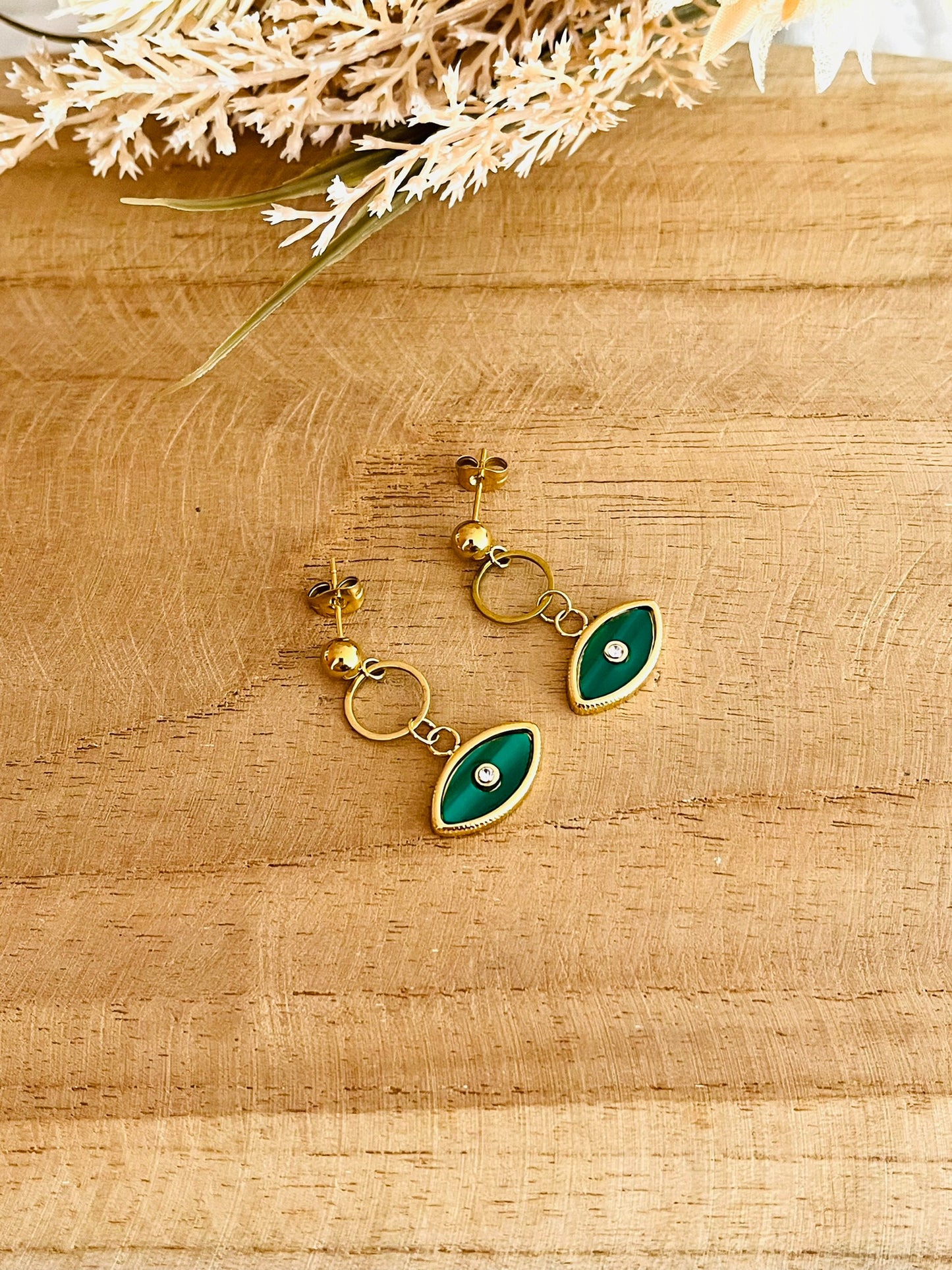 Boucles d'oreilles fantaisie fait main.
Clous d'oreilles en acier inoxydable doré, pendentif oeil vert.
Bijou fantaisie fait main.