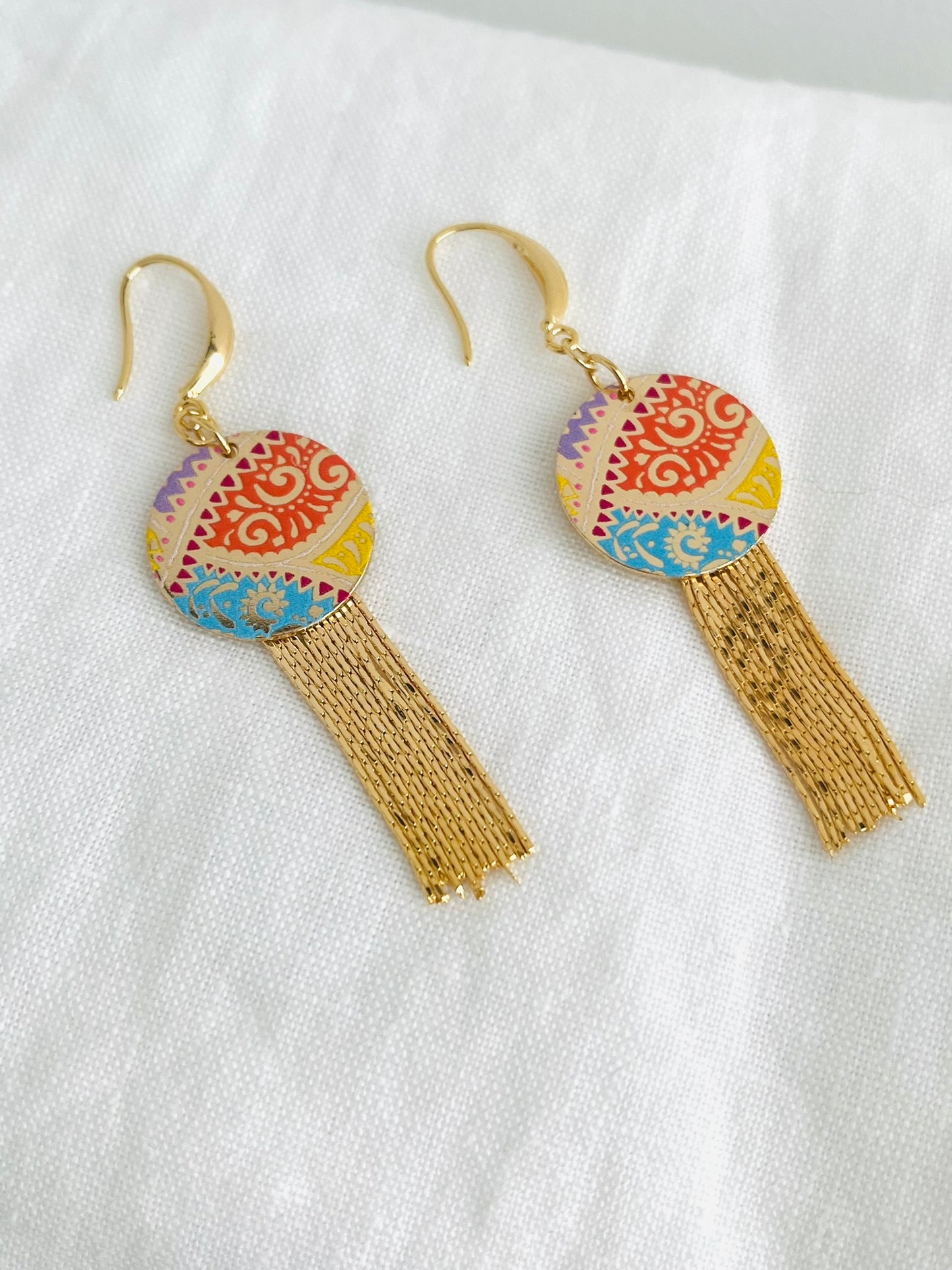 Boucles d'oreilles KIRA - franges Or 24K, Sequin arabesque multicolore