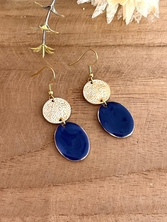 Boucles d'oreilles fantaisie fait main.
Crochets en acier inoxydable, connecteurs ronds doré, pendentifs ovales doré et émaillés bleu foncé nacré.
Bijou fantaisie fait main.