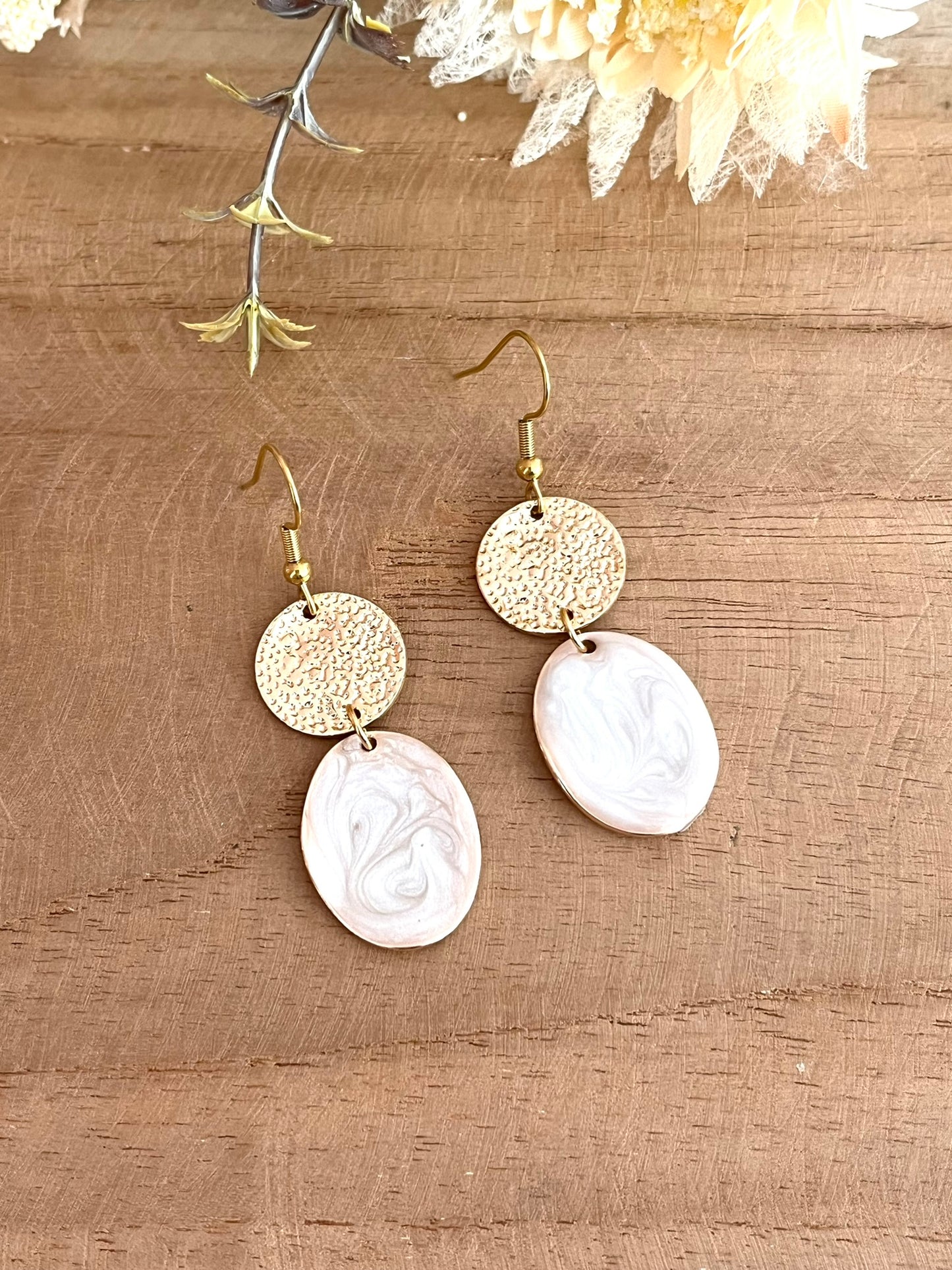 Boucles d'oreilles fantaisie fait main.
Crochets en acier inoxydable, connecteurs ronds doré, pendentifs ovales doré et émaillés blanc nacré.
Bijou fantaisie fait main.