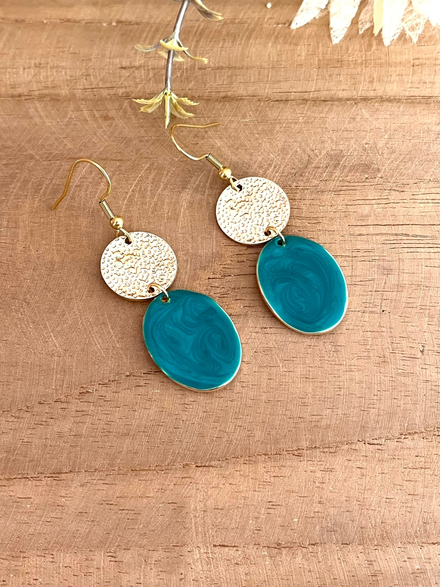 Boucles d'oreilles fantaisie fait main.
Crochets en acier inoxydable, connecteurs ronds doré, pendentifs ovales doré et émaillés vert nacré.
Bijou fantaisie fait main.