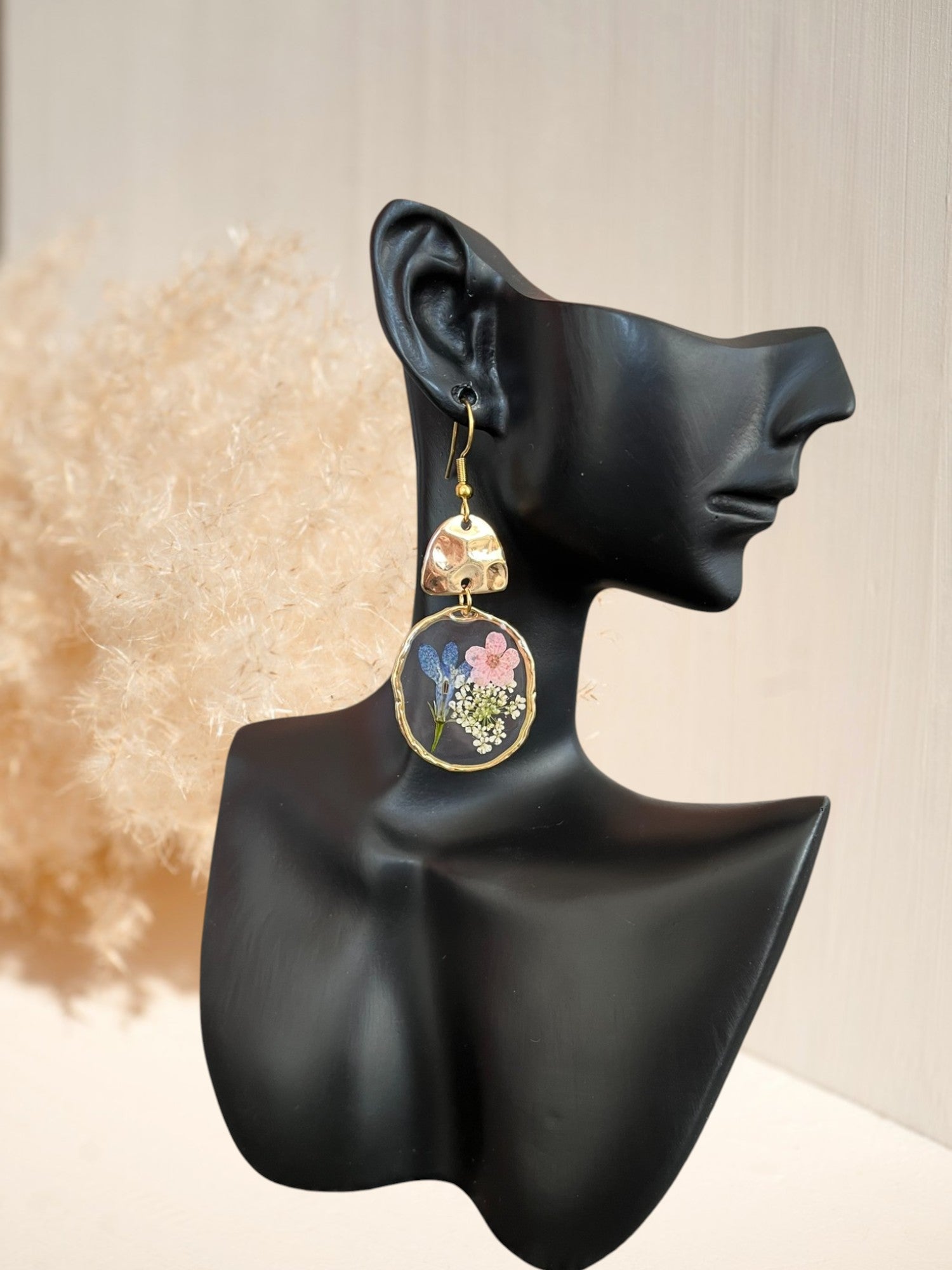Boucles d'oreilles fantaisie fait main.
Crochets d'oreilles en acier inoxydable doré.
Connecteurs martelés dorés.
Pendentifs fleurs séchées bleues.
Bijou fantaisie fait main.