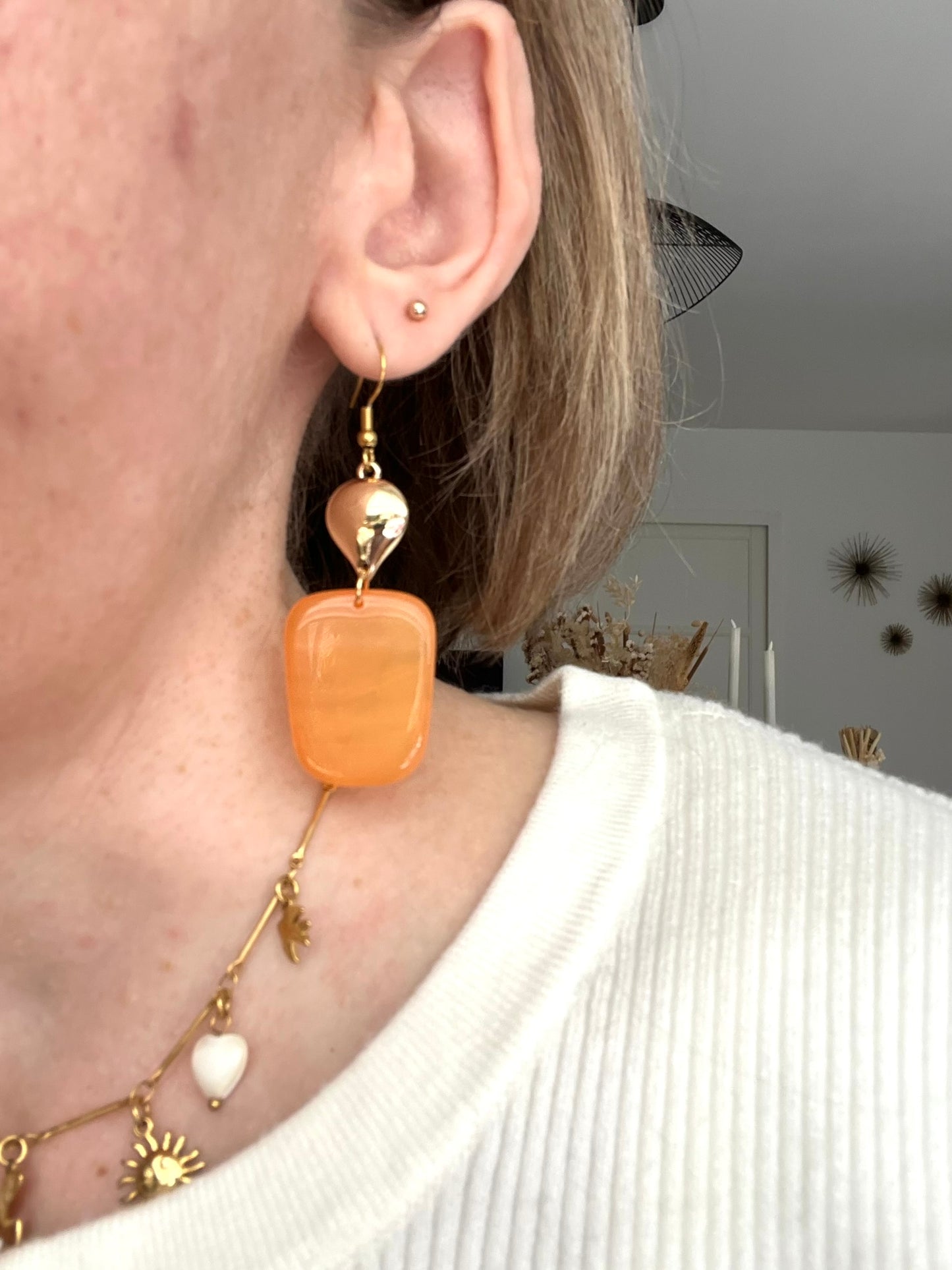 Boucles d'oreilles fantaisie fait main.
Crochets en acier inox doré.
Connecteurs goutte dorés.
Pendentifs trapèze en résine orange.
Bijou fantaisie fait main.