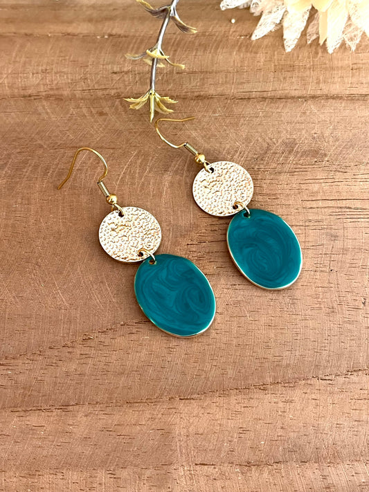 Boucles d'oreilles fantaisie fait main.
Crochets en acier inoxydable, connecteurs ronds doré, pendentifs ovales doré et émaillés vert nacré.
Bijou fantaisie fait main.