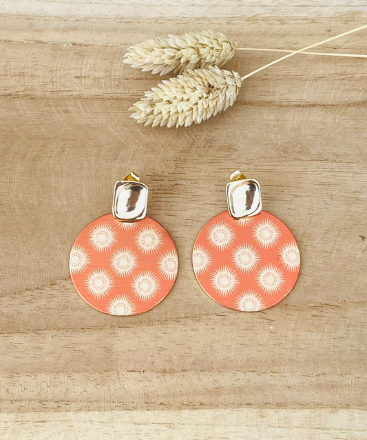 Boucles d'oreilles faites main.
Clous d'oreilles rectangle en laiton doré à l'or fin 18K.
Pendentifs ronds 35mm en métal doré et orange terracotta imprimé de soleils.
Bijou fantaisie fait main.