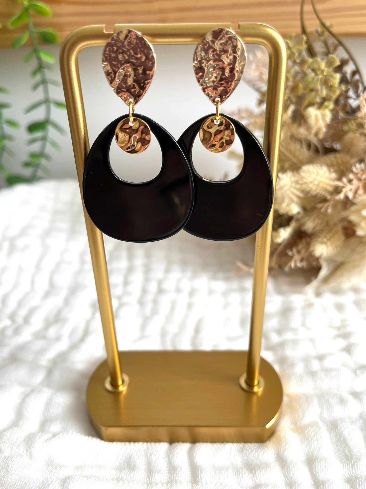 Boucles d'oreilles fantaisie fait main.
Clous d'oreilles en laiton forme goutte martelée doré.
Pendants en résine noir forme ovale évidé.
Bijou artisanal fait main.