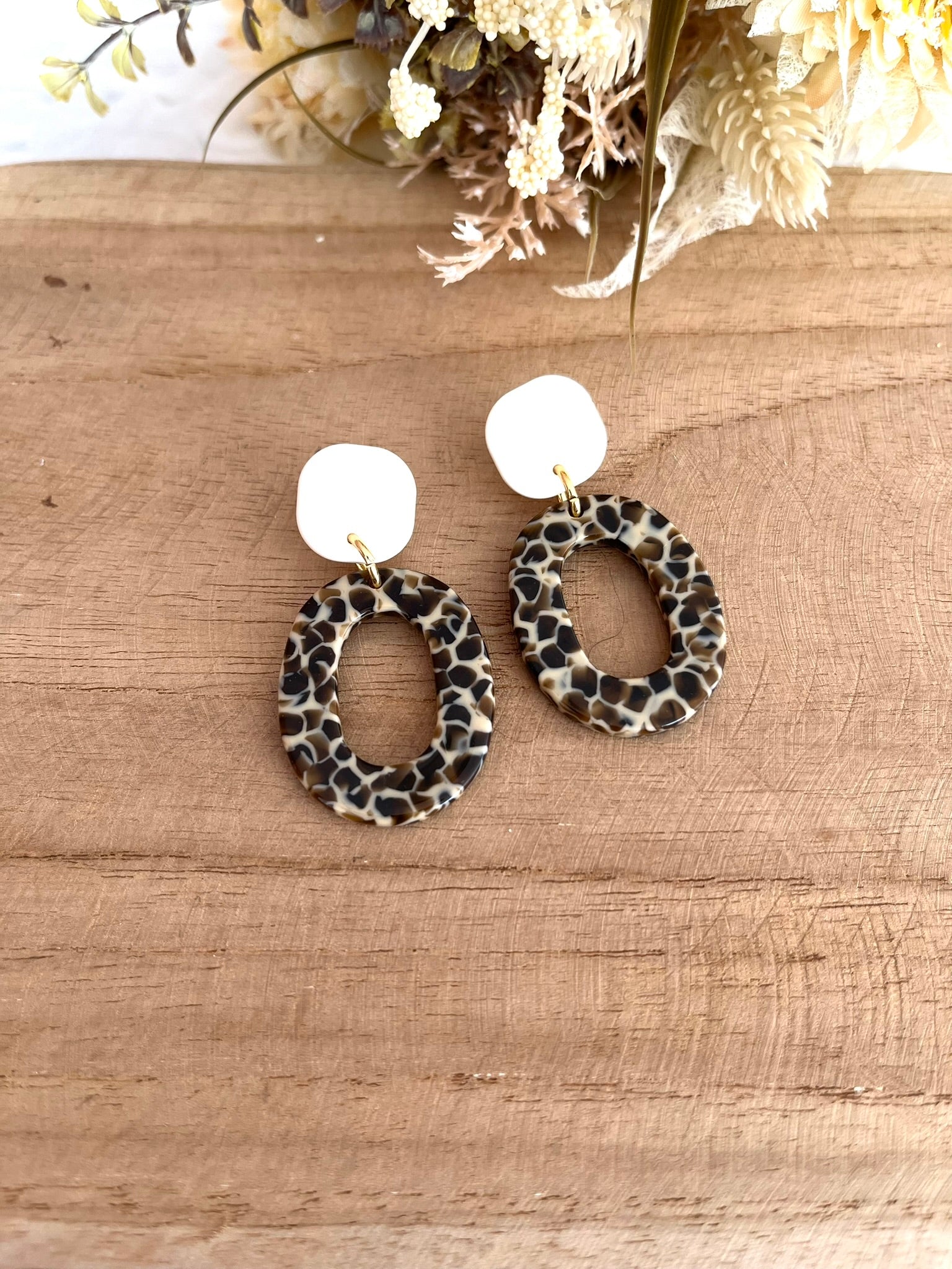 Boucles d'oreilles fantaisie fait main.
Boucles d'oreilles à clous en acrylique. Pendentifs ovales marron et beige.
Bijoux fantaisie fait main