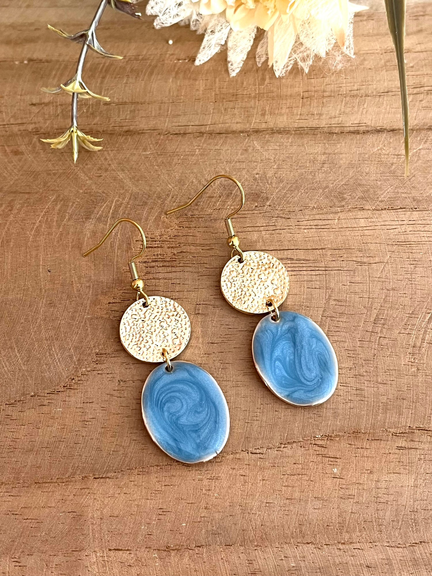 Boucles d'oreilles fantaisie fait main.
Crochets en acier inoxydable, connecteurs ronds doré, pendentifs ovales doré et émaillés bleu ciel nacré.
Bijou fantaisie fait main.