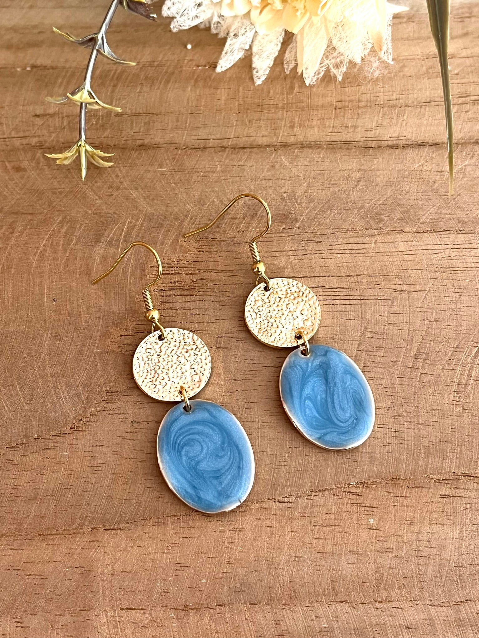 Boucles d'oreilles fantaisie fait main.
Crochets en acier inoxydable, connecteurs ronds doré, pendentifs ovales doré et émaillés bleu ciel nacré.
Bijou fantaisie fait main.