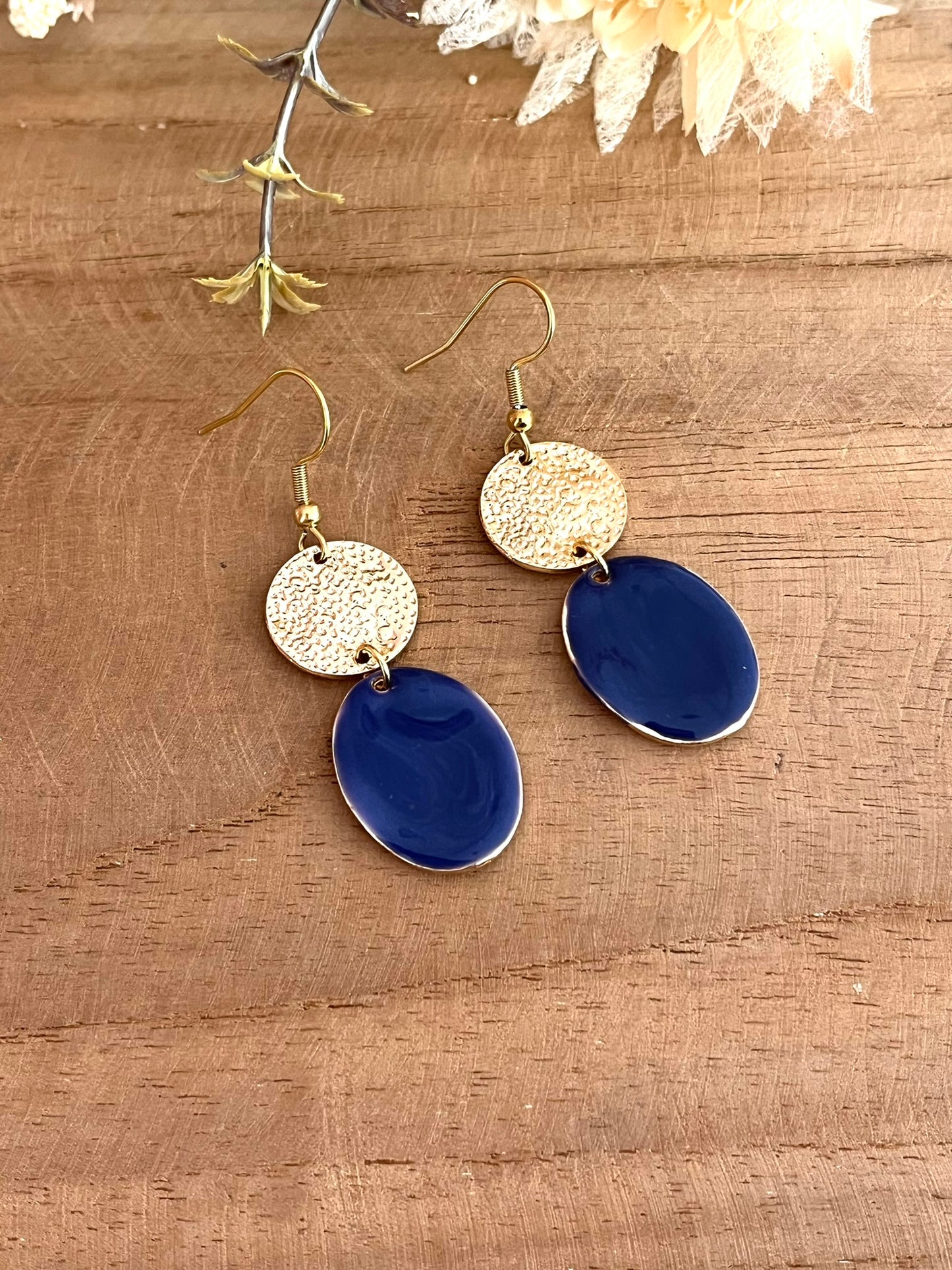 Boucles d'oreilles fantaisie fait main.
Crochets en acier inoxydable, connecteurs ronds doré, pendentifs ovales doré et émaillés bleu foncé nacré.
Bijou fantaisie fait main.