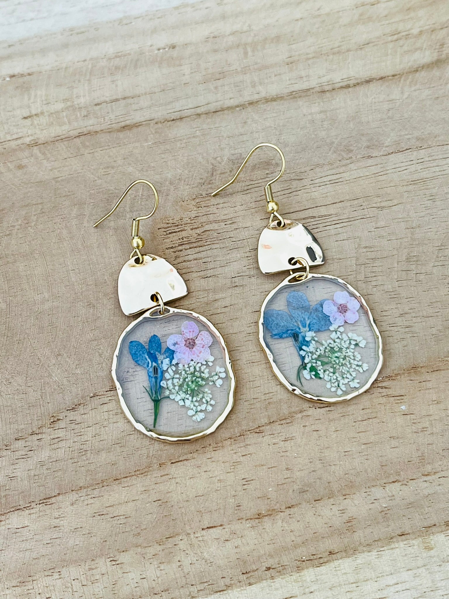 Boucles d'oreilles fantaisie fait main.
Crochets d'oreilles en acier inoxydable doré.
Connecteurs martelés dorés.
Pendentifs fleurs séchées bleues.
Bijou fantaisie fait main.