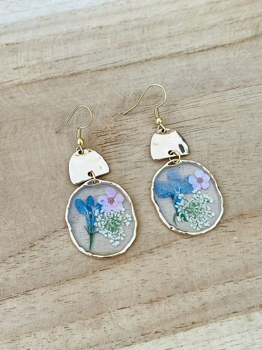 Boucles d'oreilles fantaisie fait main.
Crochets d'oreilles en acier inoxydable doré.
Connecteurs martelés dorés.
Pendentifs fleurs séchées bleues.
Bijou fantaisie fait main.