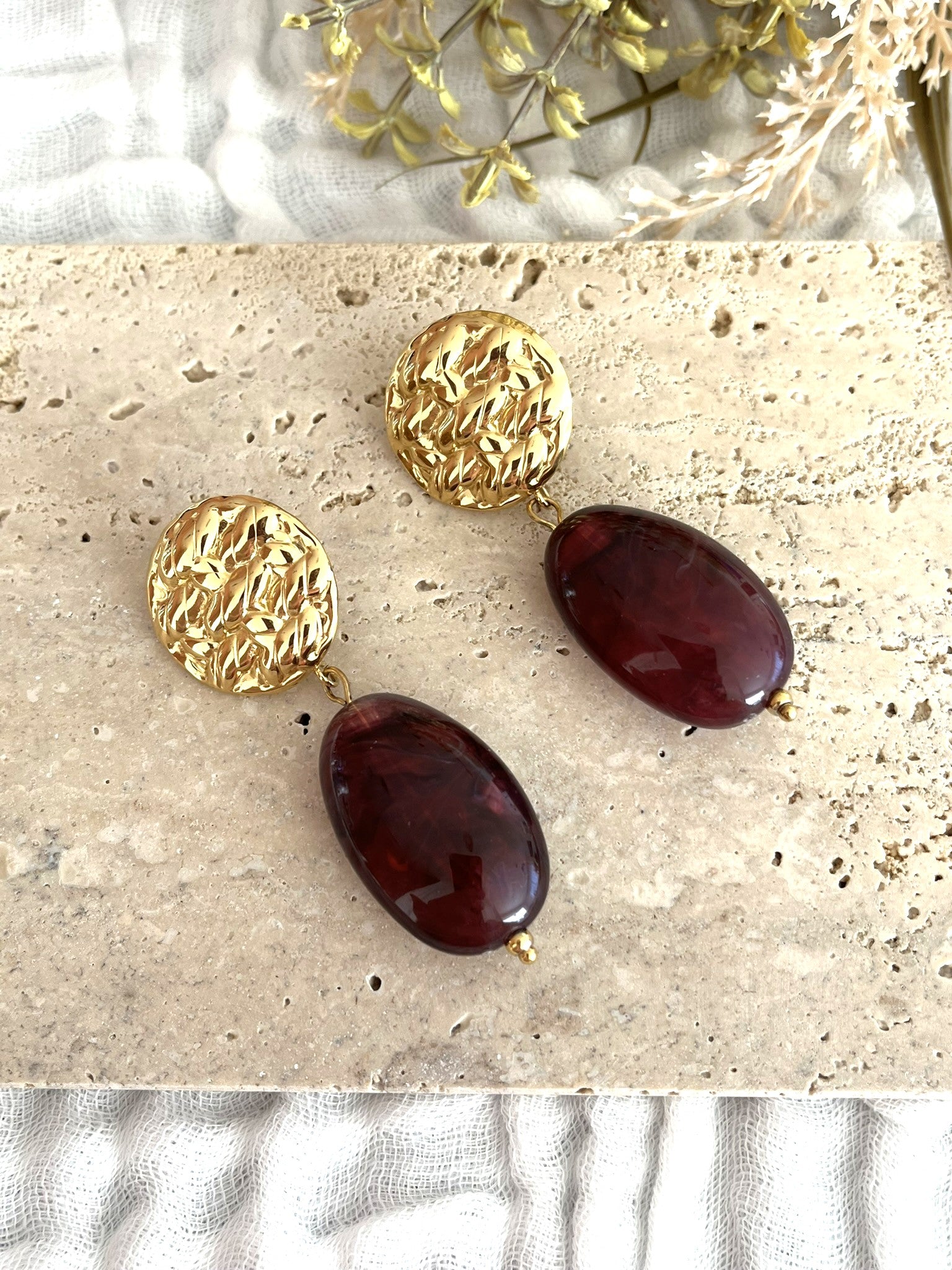 Boucles d'oreilles fantaisie fait main.
Clous d'oreilles ronds martelés en acier inoxydable doré.
Perle ovale en résine aubergine marbré.
Bijou fantaisie fait main.