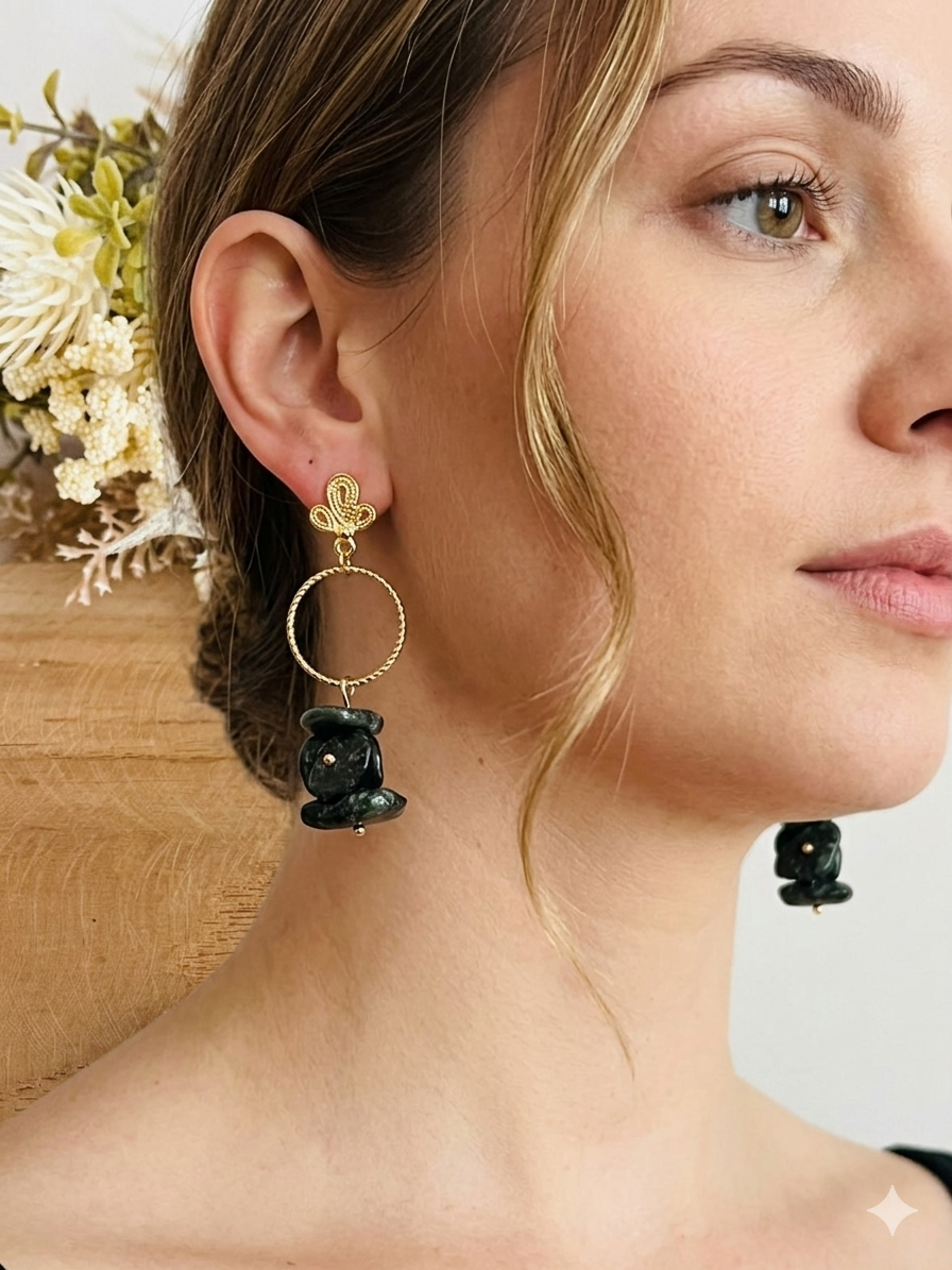 Boucles d'oreilles fantaisie fait main.
Clous d'oreilles feuille en laiton plaqué or 18k. Anneaux ciselés de 15mm en laiton plaqué or 18k. Grappe de perles en séraphinite.
Bijou fantaisie fait main.
