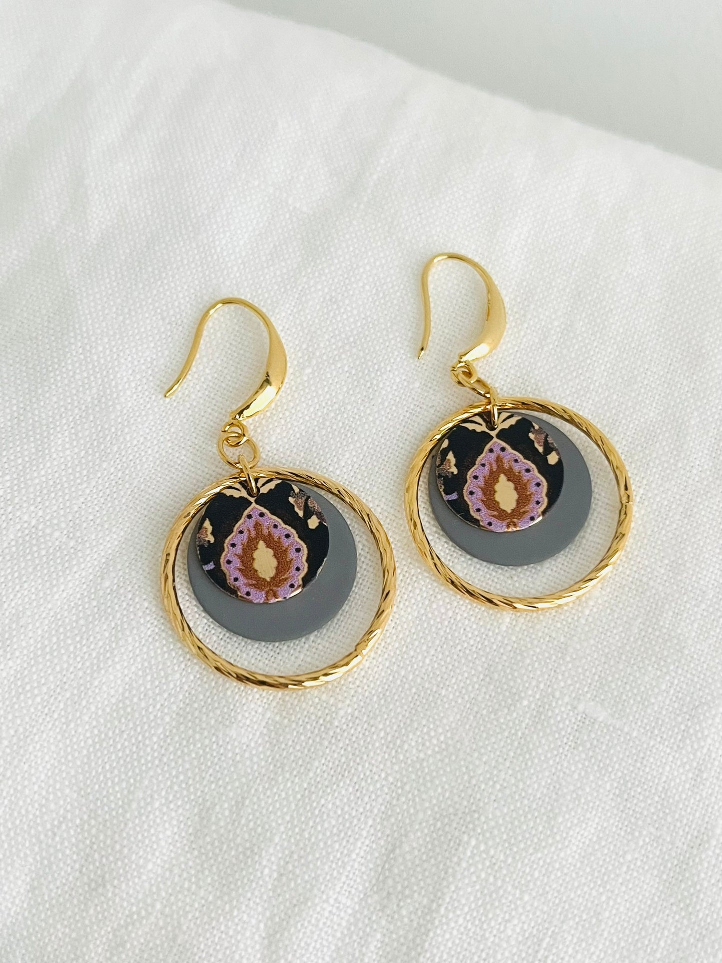 Boucles d'oreilles ELISE - Or 18k - Sequins gris et violet