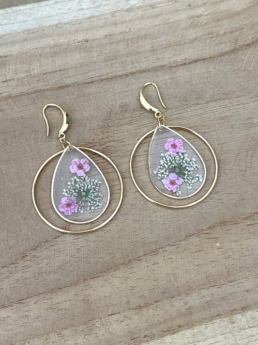 Boucles d'oreilles fantaisie fait main.
Crochets d'oreilles en laiton or 18k.
Anneaux ronds fermés en laiton or 18k
Pendentifs goutte fleurs séchées rose.
Bijou fantaisie fait main.