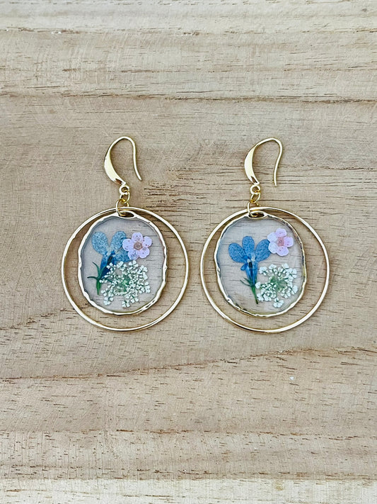 Boucles d'oreilles fantaisie fait main.
Crochets d'oreilles en laiton or 18k.
Anneaux ronds fermés en laiton or 18k
Pendentifs ronds fleurs séchées bleu.
Bijou fantaisie fait main.