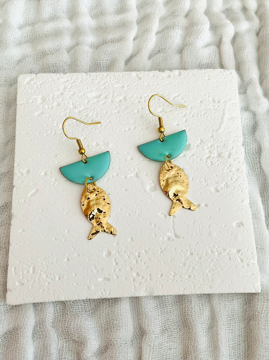 Boucles d'oreilles fantaisie fait main.
Crochets en acier inox doré.
Sequins demi-lune émaillé vert d'eau.
Breloque poisson martelé doré.
Bijou fantaisie fait main.