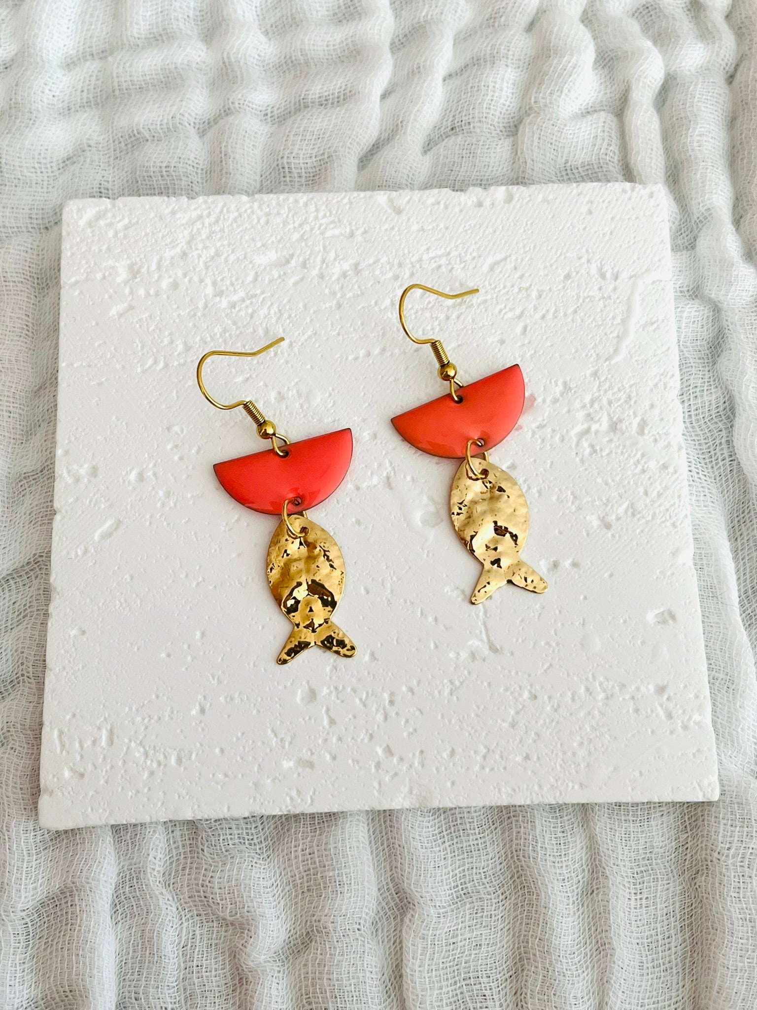 Boucles d'oreilles fantaisie fait main.
Crochets en acier inox doré.
Sequins demi-lune émaillé corail.
Breloque poisson martelé doré.
Bijou fantaisie fait main.