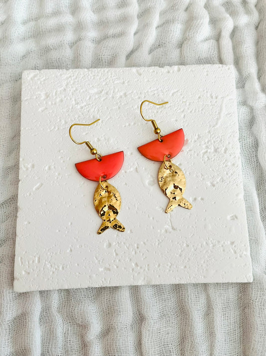 Boucles d'oreilles fantaisie fait main.
Crochets en acier inox doré.
Sequins demi-lune émaillé corail.
Breloque poisson martelé doré.
Bijou fantaisie fait main.