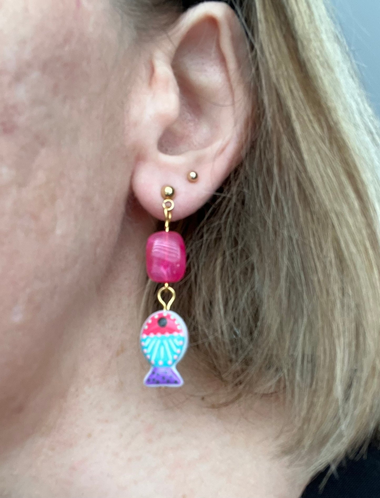 Boucles d'oreilles fantaisie fait main.
Clous d'oreilles boule en acier inox doré;
Perle rectangle en acrylique rose fuchsia;
Perle poisson en verre fuchsia, turquoise, violet.
Bijou fait main.