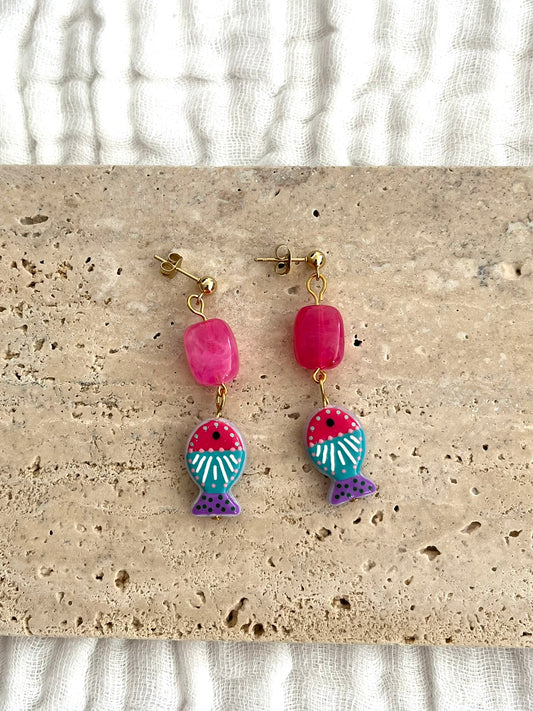 Boucles d'oreilles fantaisie fait main.
Clous d'oreilles boule en acier inox doré;
Perle rectangle en acrylique rose fuchsia;
Perle poisson en verre fuchsia, turquoise, violet.
Bijou fait main.