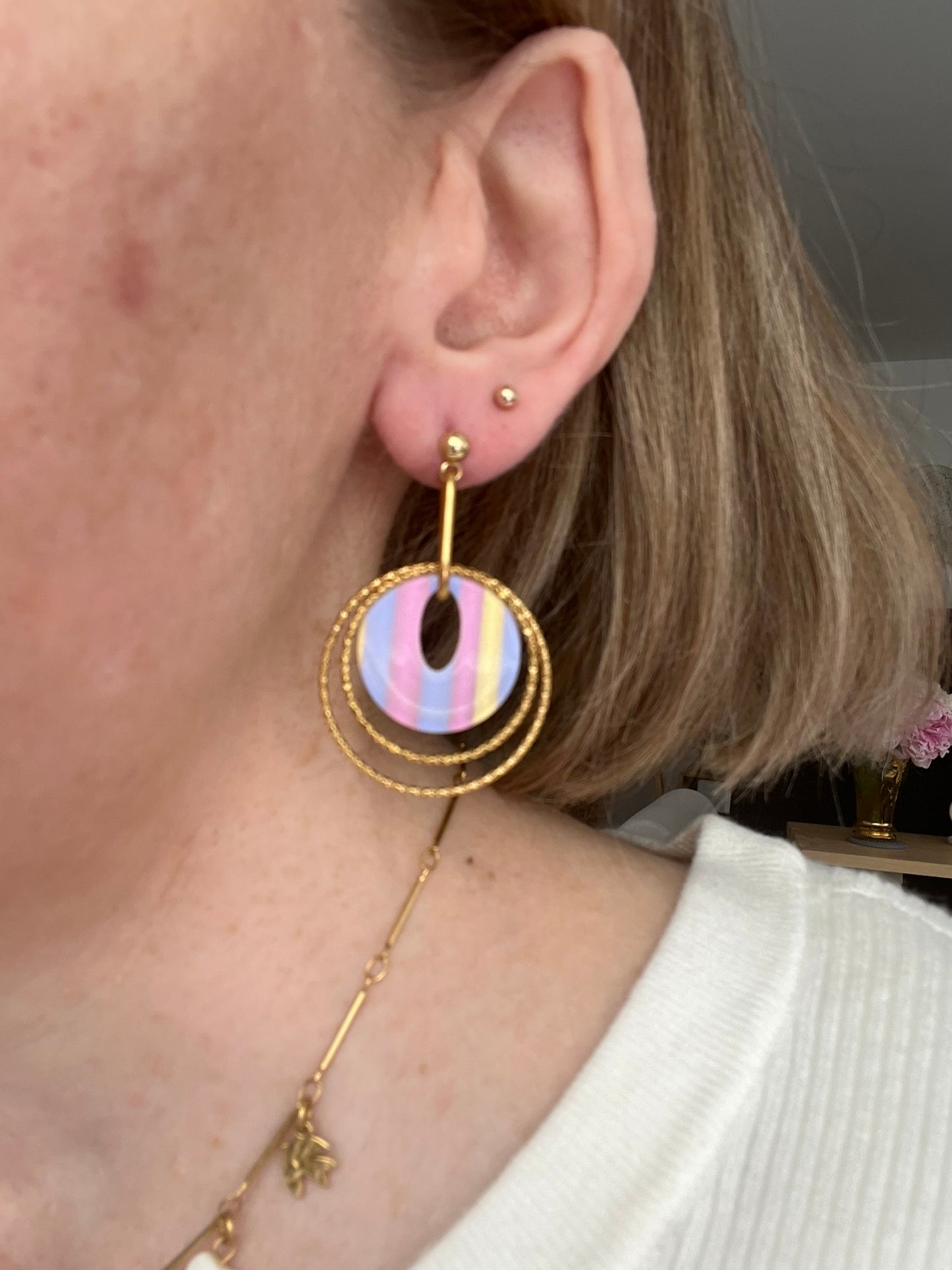 Boucles d'oreilles fantaisie fait main.
Clous d'oreilles en acier doré.
Jeu d'anneaux ciselés de 25 et 30mm en acier doré.
Pendentifs ronds en acrylique rayés arc-en-ciel irisé.
Bijou fantaisie fait main.