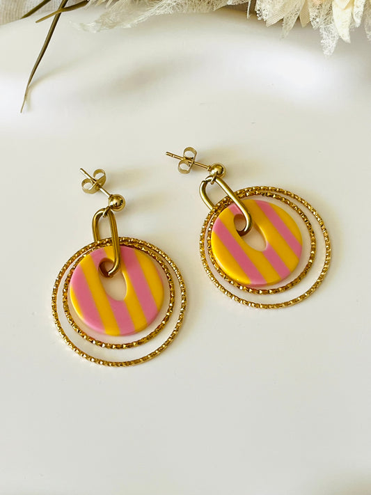 Boucles d'oreilles fantaisie fait main.
Clous d'oreilles en acier doré.
Jeu d'anneaux ciselés de 25 et 30mm en acier doré.
Pendentifs ronds en acrylique rayés jaune et rose.
Bijou fantaisie fait main.