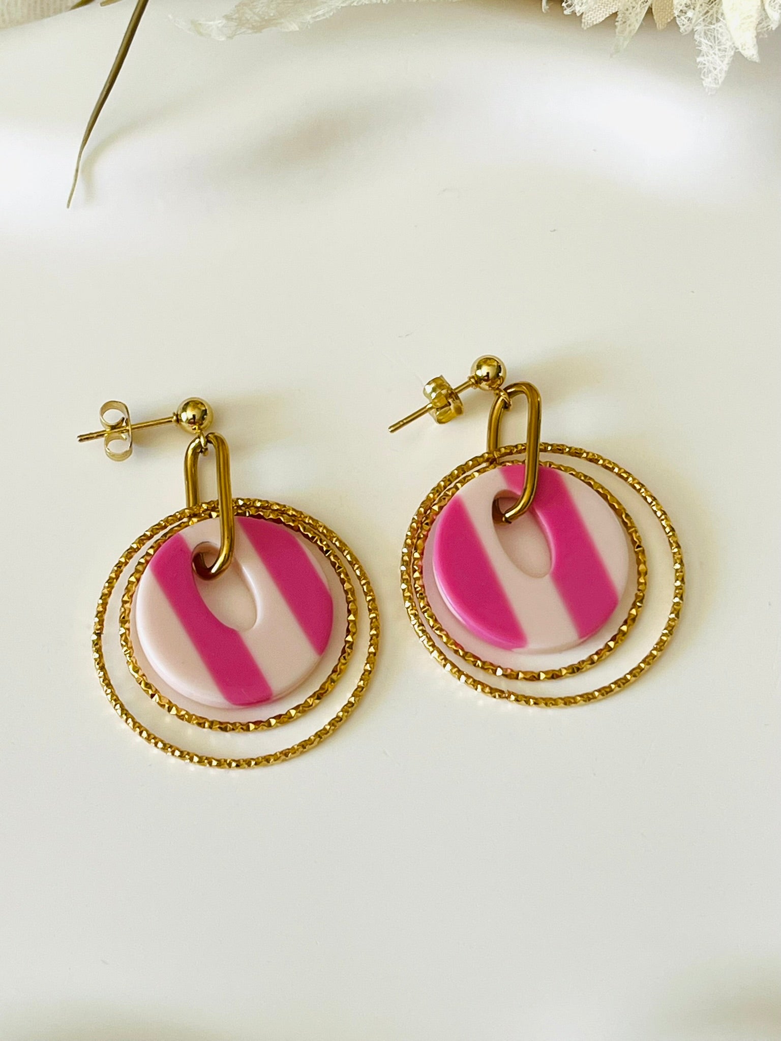 Boucles d'oreilles fantaisie fait main.
Clous d'oreilles en acier doré.
Jeu d'anneaux ciselés de 25 et 30mm en acier doré.
Pendentifs ronds en acrylique rayés rose et blanc.
Bijou fantaisie fait main.
