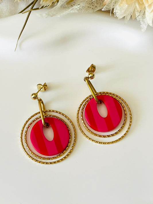Boucles d'oreilles fantaisie fait main.
Clous d'oreilles en acier doré.
Jeu d'anneaux ciselés de 25 et 30mm en acier doré.
Pendentifs ronds en acrylique rayés rose et rouge.
Bijou fantaisie fait main.