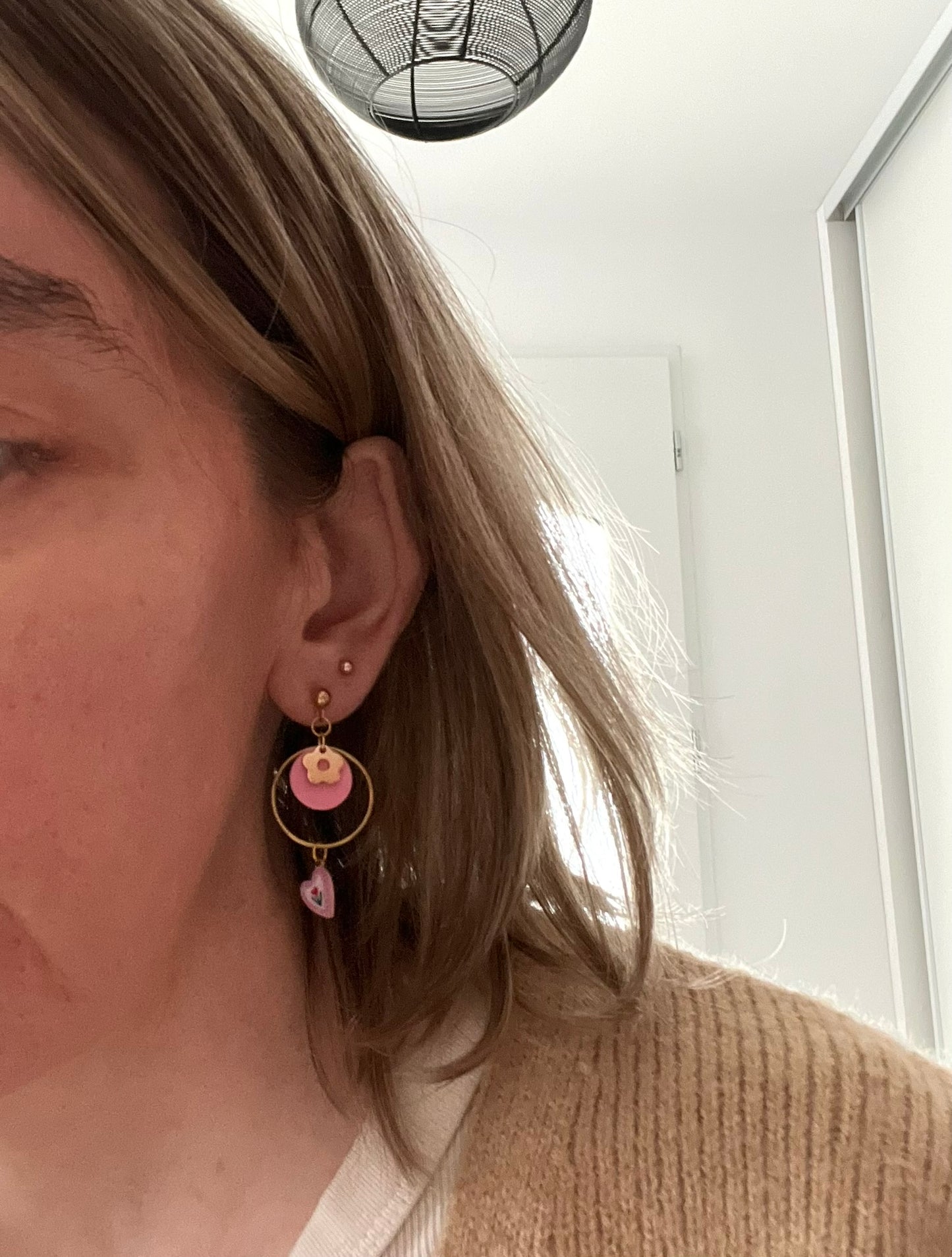 Boucles d'oreilles fantaisie fait main en acier inoxydable doré.
Clous d"oreilles boule, anneaux fermés de 20mm, breloques coeur imprimé tulipe rose, pastille rose, pampille fleur.

Bijou fantaisie fait main.
