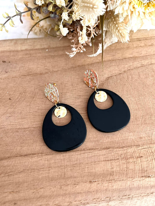 Boucles d'oreilles fantaisie fait main.
Clous d'oreilles en laiton forme goutte martelée doré.
Pendants en résine noir forme ovale évidé.
Bijou artisanal fait main.