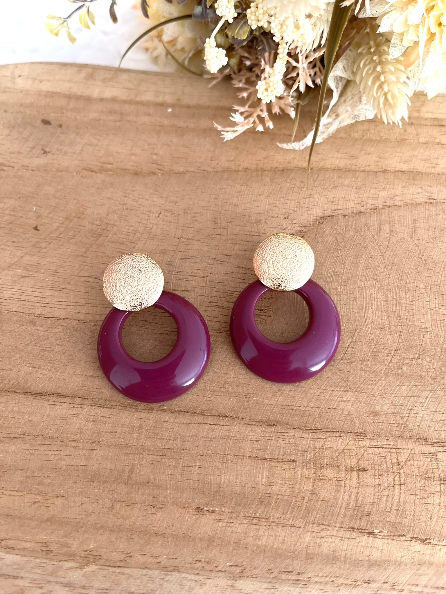 Boucles d'oreilles fantaisie fait main.
Boucles d'oreilles à clous doré. Pendants ronds en résine de couleur prune.
Style bohème chic, rétro.
Bijou fait main.