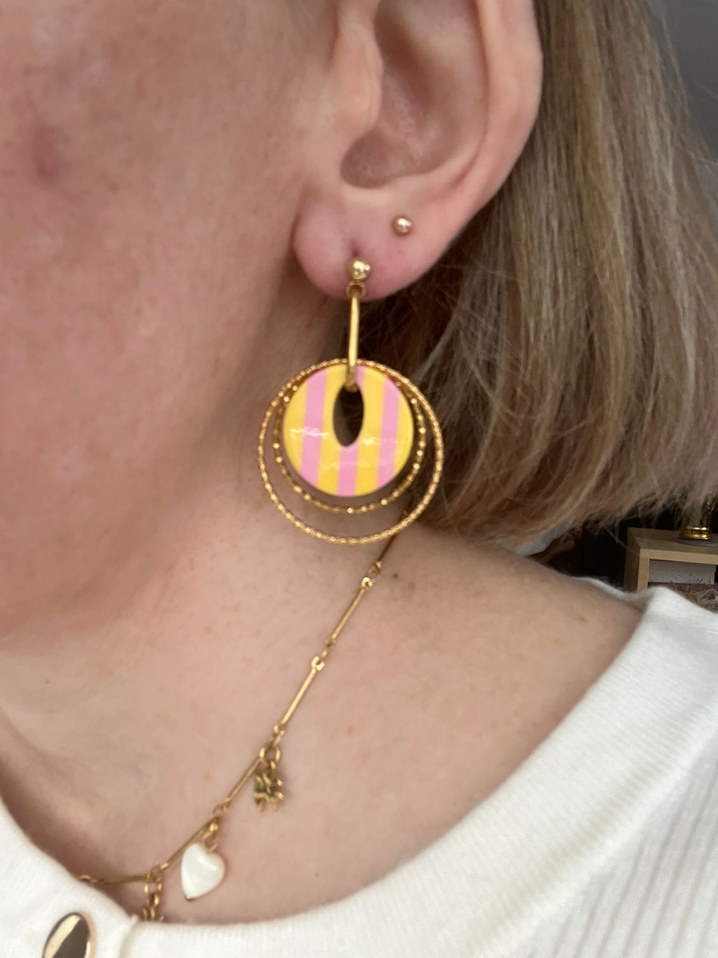 Boucles d'oreilles fantaisie fait main.
Clous d'oreilles en acier doré.
Jeu d'anneaux ciselés de 25 et 30mm en acier doré.
Pendentifs ronds en acrylique rayés jaune et rose.
Bijou fantaisie fait main.