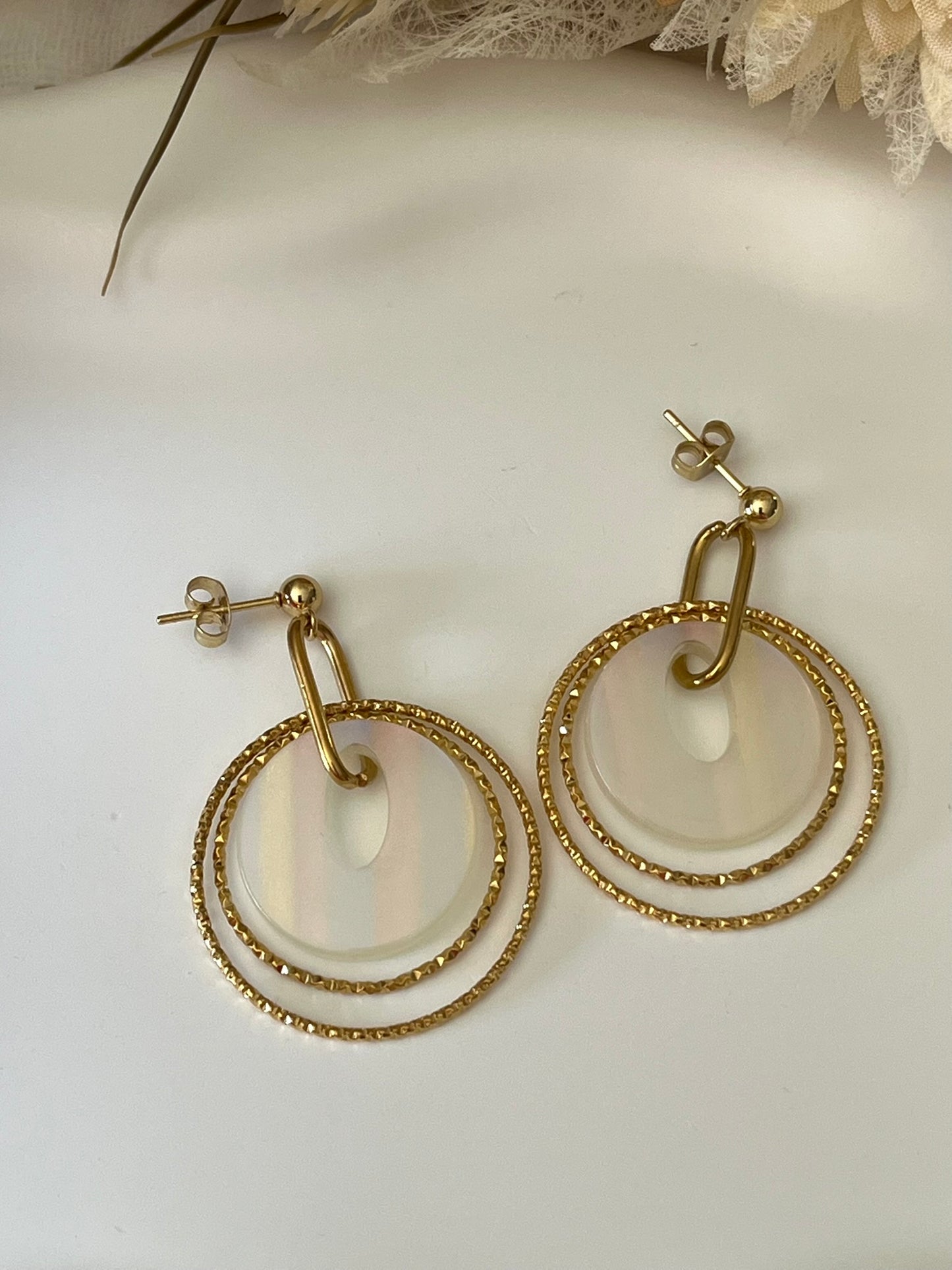 Boucles d'oreilles fantaisie fait main.
Clous d'oreilles en acier doré.
Jeu d'anneaux ciselés de 25 et 30mm en acier doré.
Pendentifs ronds en acrylique rayés arc-en-ciel irisé.
Bijou fantaisie fait main.