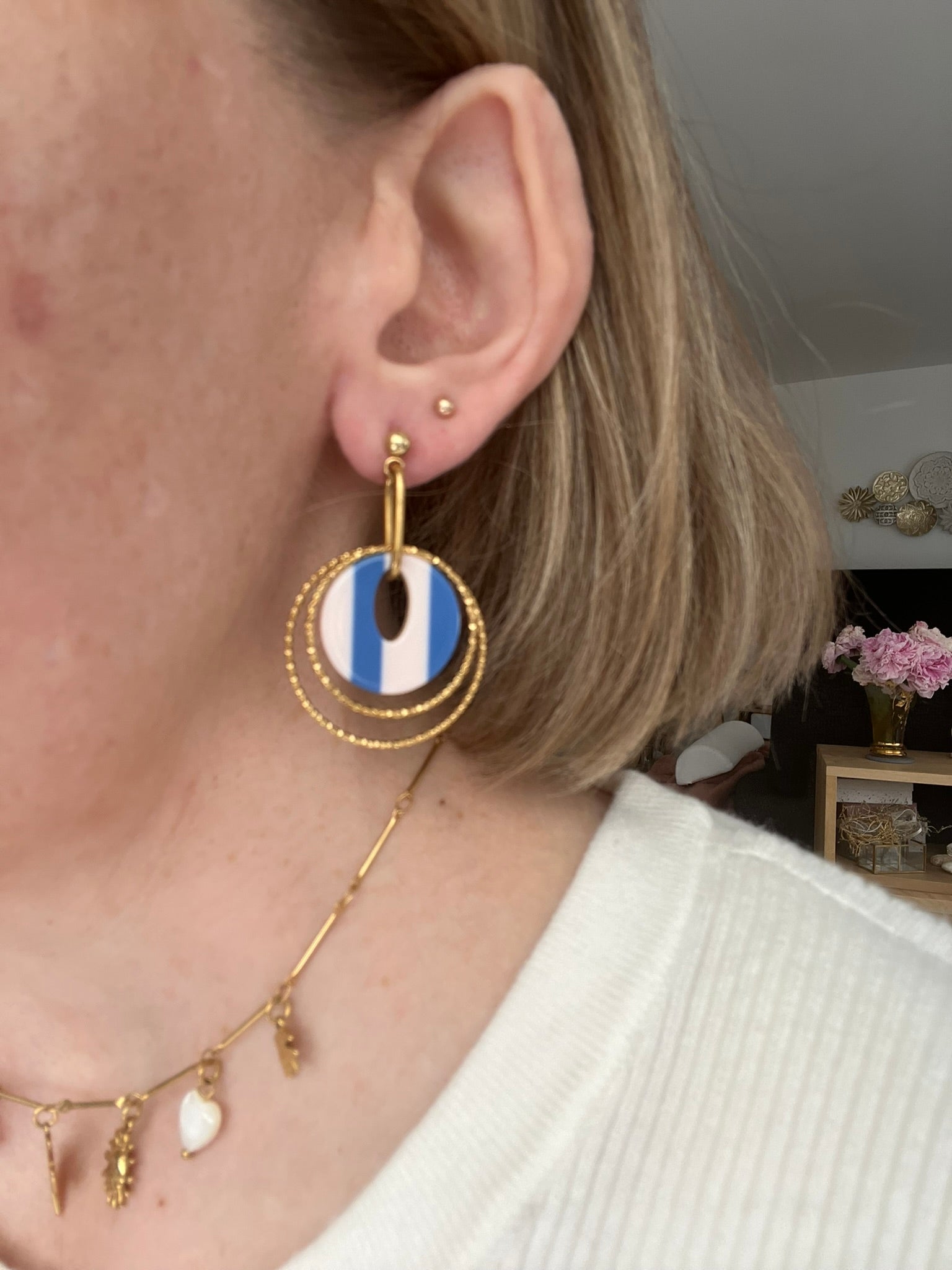 Boucles d'oreilles fantaisie fait main.
Clous d'oreilles en acier doré.
Jeu d'anneaux ciselés de 25 et 30mm en acier doré.
Pendentifs ronds en acrylique rayés bleu et blanc.
Bijou fantaisie fait main.