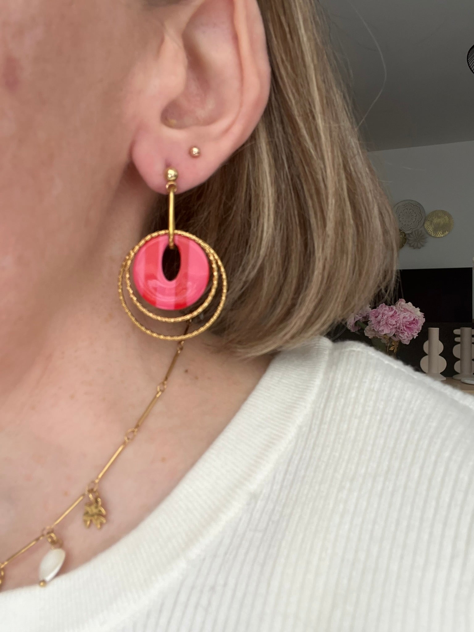 Boucles d'oreilles fantaisie fait main.
Clous d'oreilles en acier doré.
Jeu d'anneaux ciselés de 25 et 30mm en acier doré.
Pendentifs ronds en acrylique rayés rose et rouge.
Bijou fantaisie fait main.