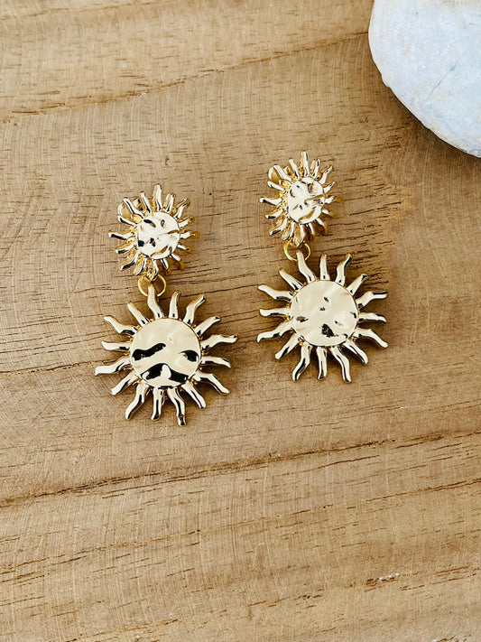 Boucles d'oreilles fantaisie fait main.
Boucles d'oreilles soleil martelé doré.
Clous d'oreilles soleil doré.
Bijou fait main.