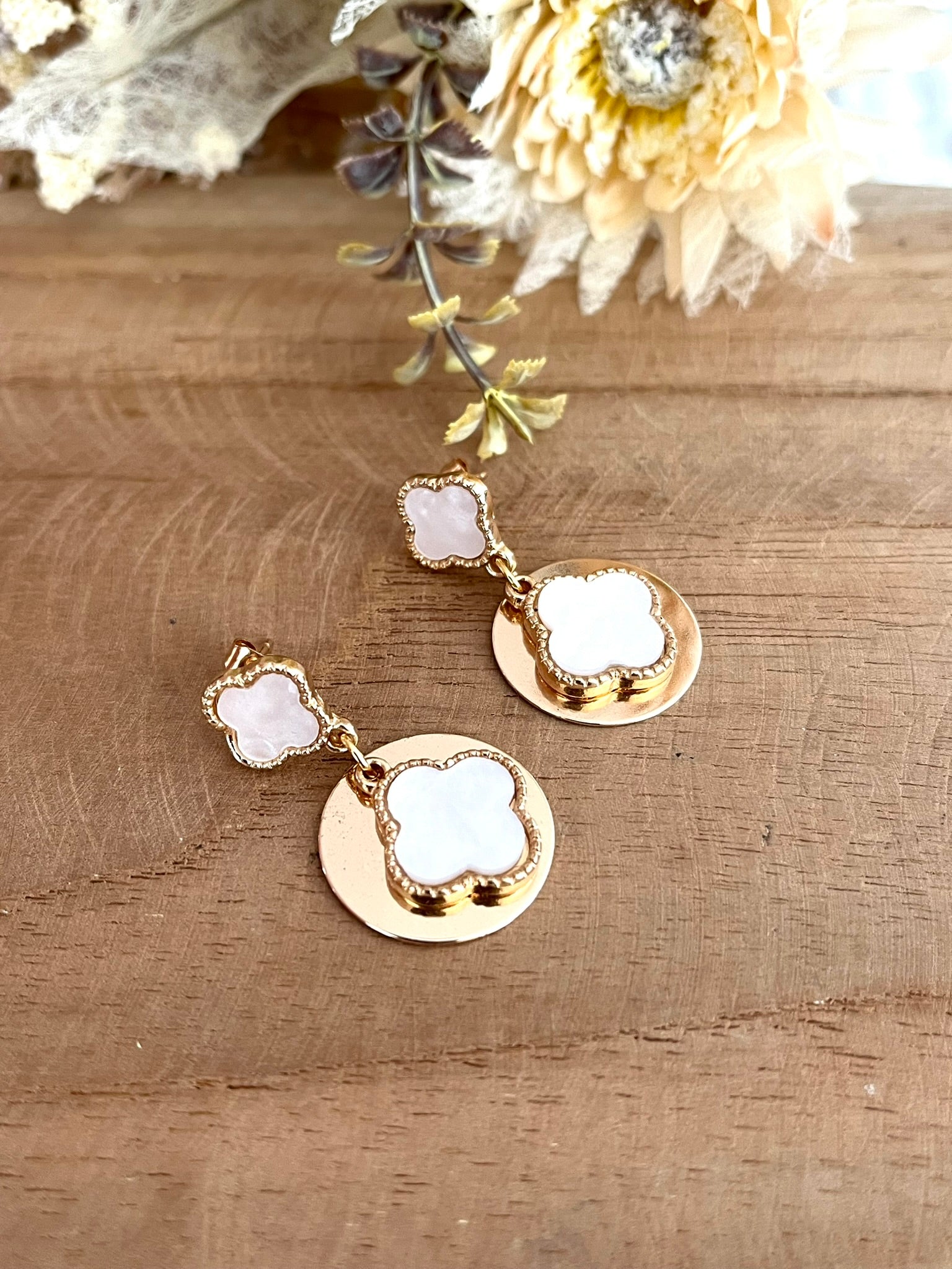 Boucles d'oreilles fantaisie fait main.
Clous d'oreilles trèfle blanc et doré.
Sequin rond en laiton doré, pendentif trèfle blanc et doré.
Bijou fantaisie fait main.
