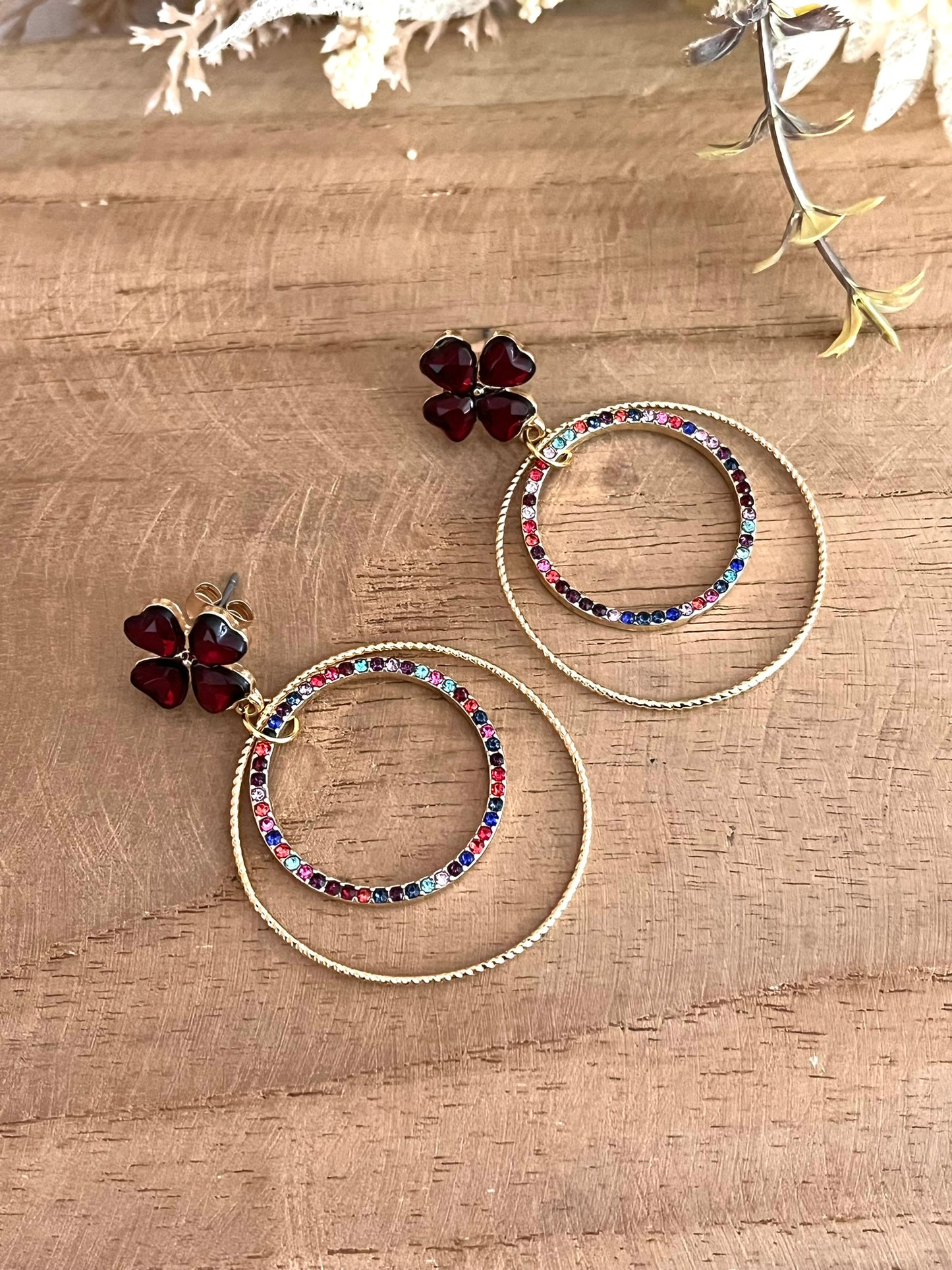 Boucles d'oreilles en laiton plaqué or 18k.
Clous d'oreilles trèfle en verre bordeaux.
Cercles en strass multicolores.
Bijou fantaisie fait main