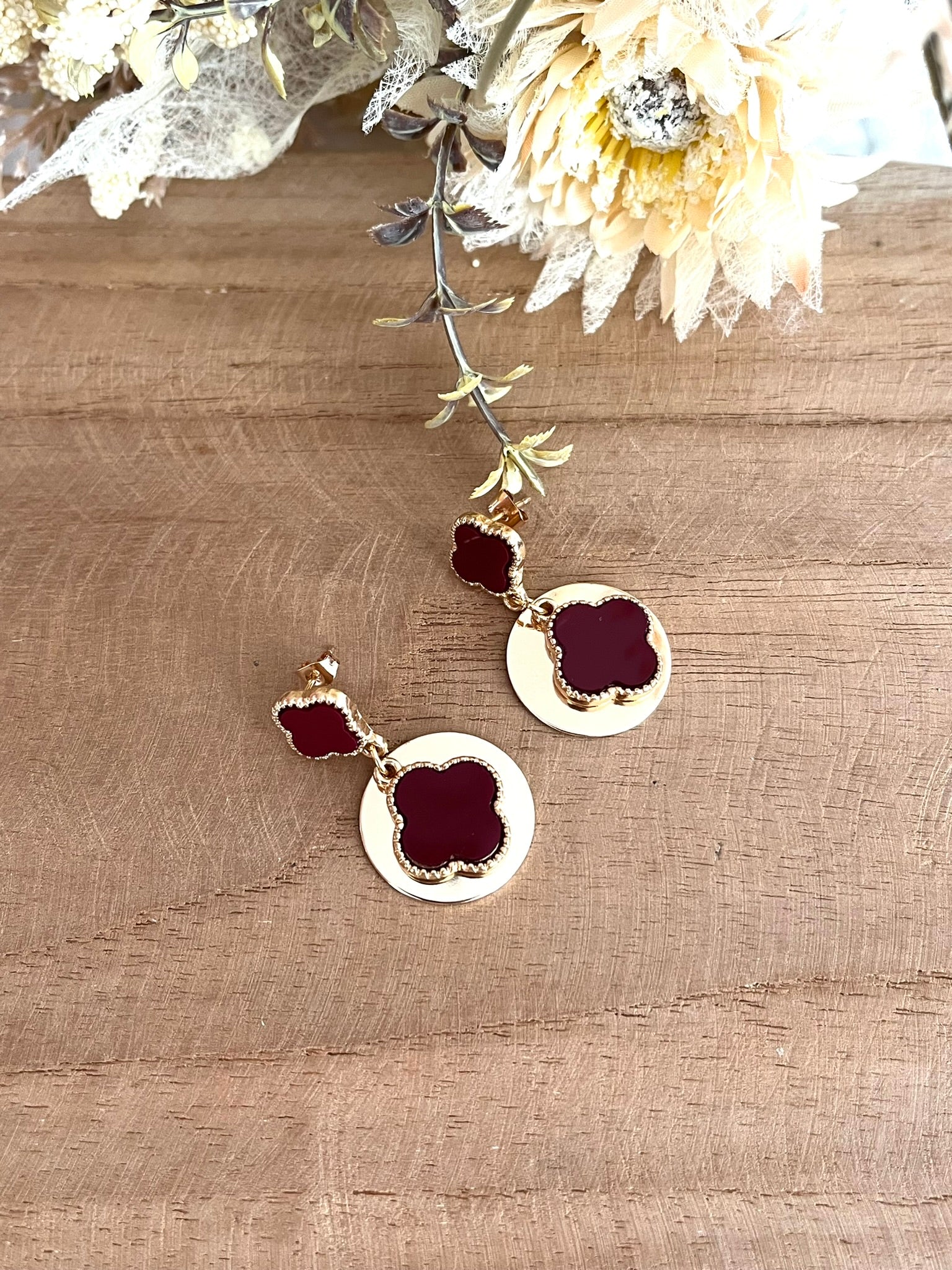 Boucles d'oreilles fantaisie fait main.
Clous d'oreilles trèfle bordeaux et doré.
Sequin rond en laiton doré, pendentif trèfle bordeaux et doré.
Bijou fantaisie fait main.