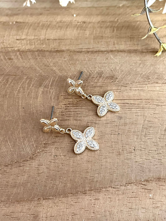 Boucles d'oreilles trèfle doré avec strass.
Boucles d'oreilles pour mariage, cérémonie...
Bijou fantaisie fait main.