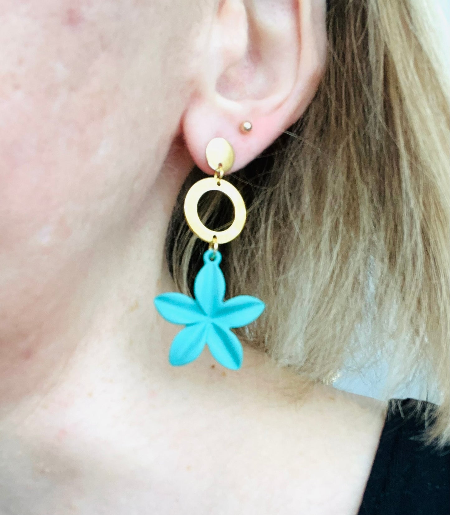 Boucles d'oreilles fantaisie fait main.
Clous d'oreilles en acier inox doré; connecteurs ronds en acier inox doré, pendentif fleur de frangipanier turquoise.
Bijou fait main.