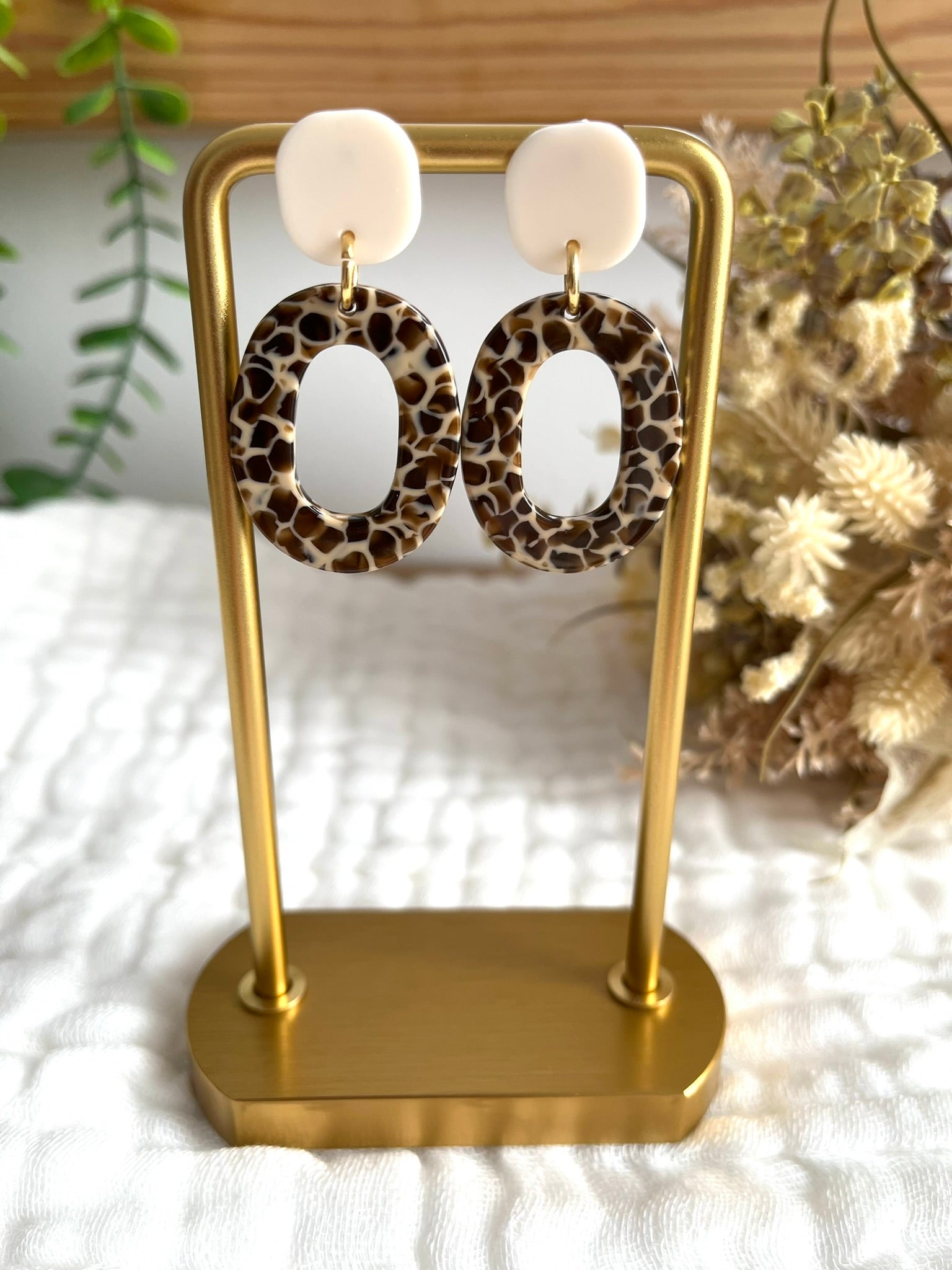 Boucles d'oreilles fantaisie fait main.
Boucles d'oreilles à clous en acrylique. Pendentifs ovales marron et beige.
Bijoux fantaisie fait main