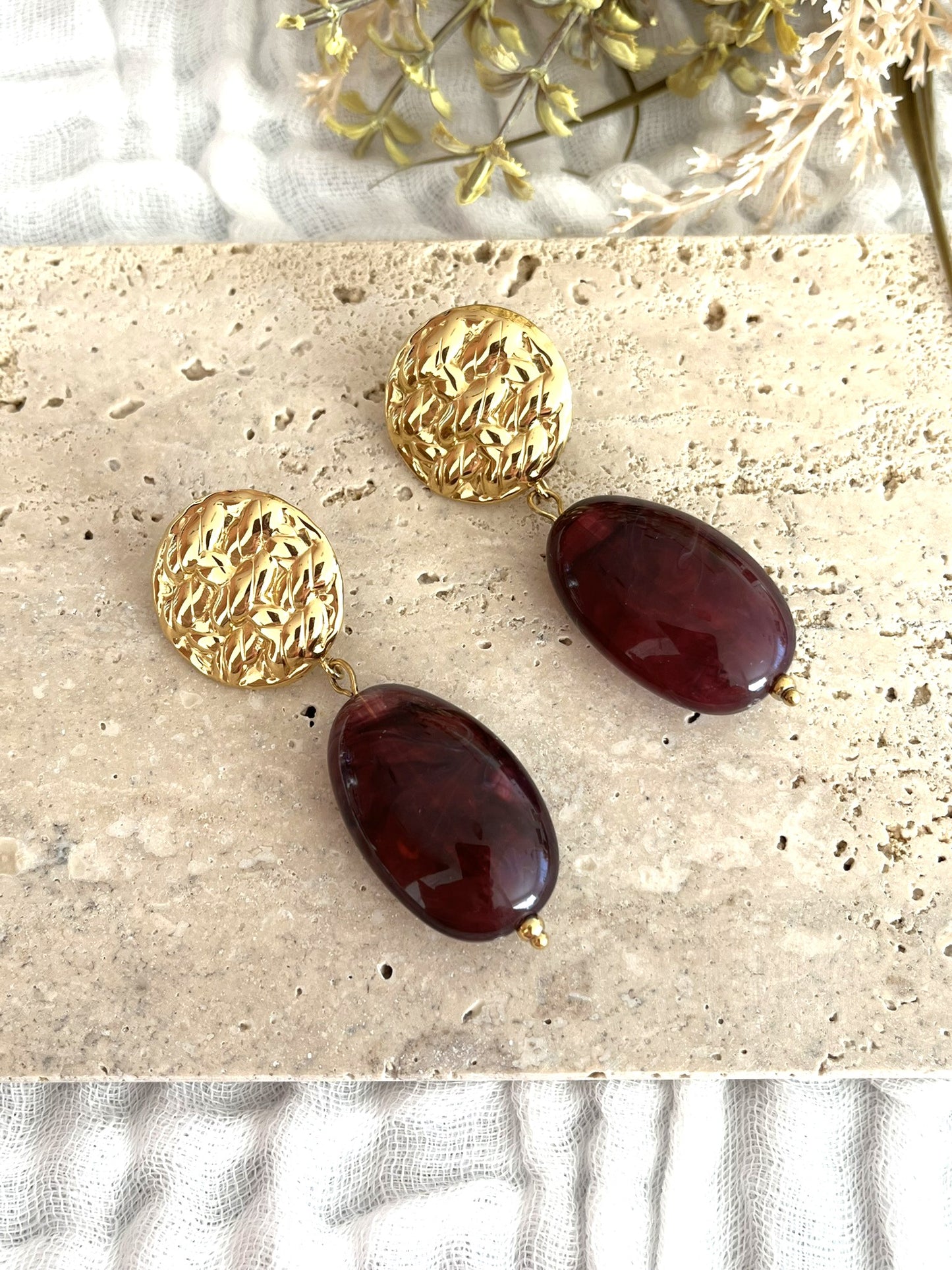 Boucles d'oreilles fantaisie fait main.
Clous d'oreilles ronds martelés en acier inoxydable doré.
Perle ovale en résine aubergine marbré.
Bijou fantaisie fait main.