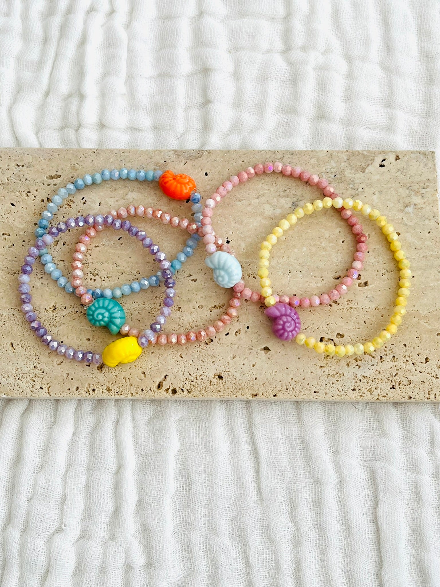 Bracelet élastique fait main.
Perles en verre facettées et perle coquillage en céramique.
Bijou fait main.