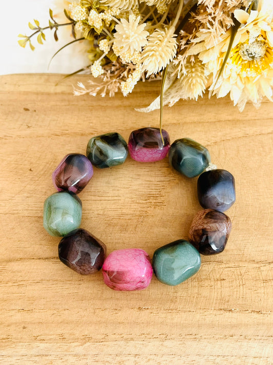 Bracelet élastique en grosses perles acrylique dans les tons violet et vert.
Bijou fantaisie fait main