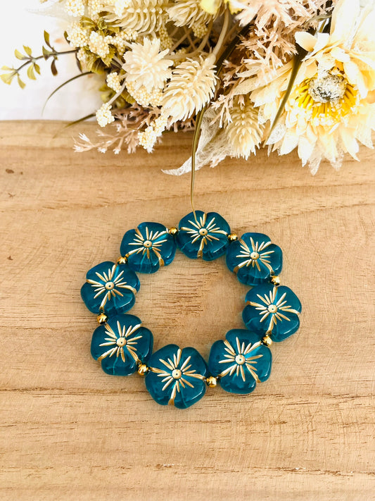 Bracelet élastique en perle acrylique fait main.
Perles en forme de fleur bleu et doré.
Bijou fantaisie fait main.