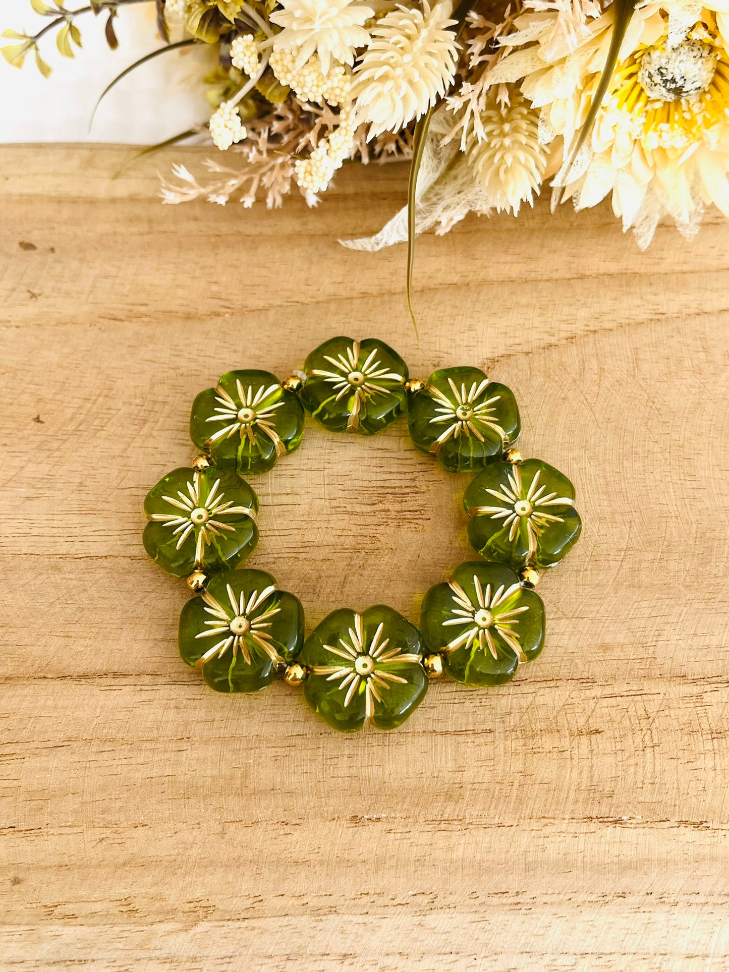 Bracelet élastique en perle acrylique fait main.
Perles en forme de fleur vert et doré.
Bijou fantaisie fait main.