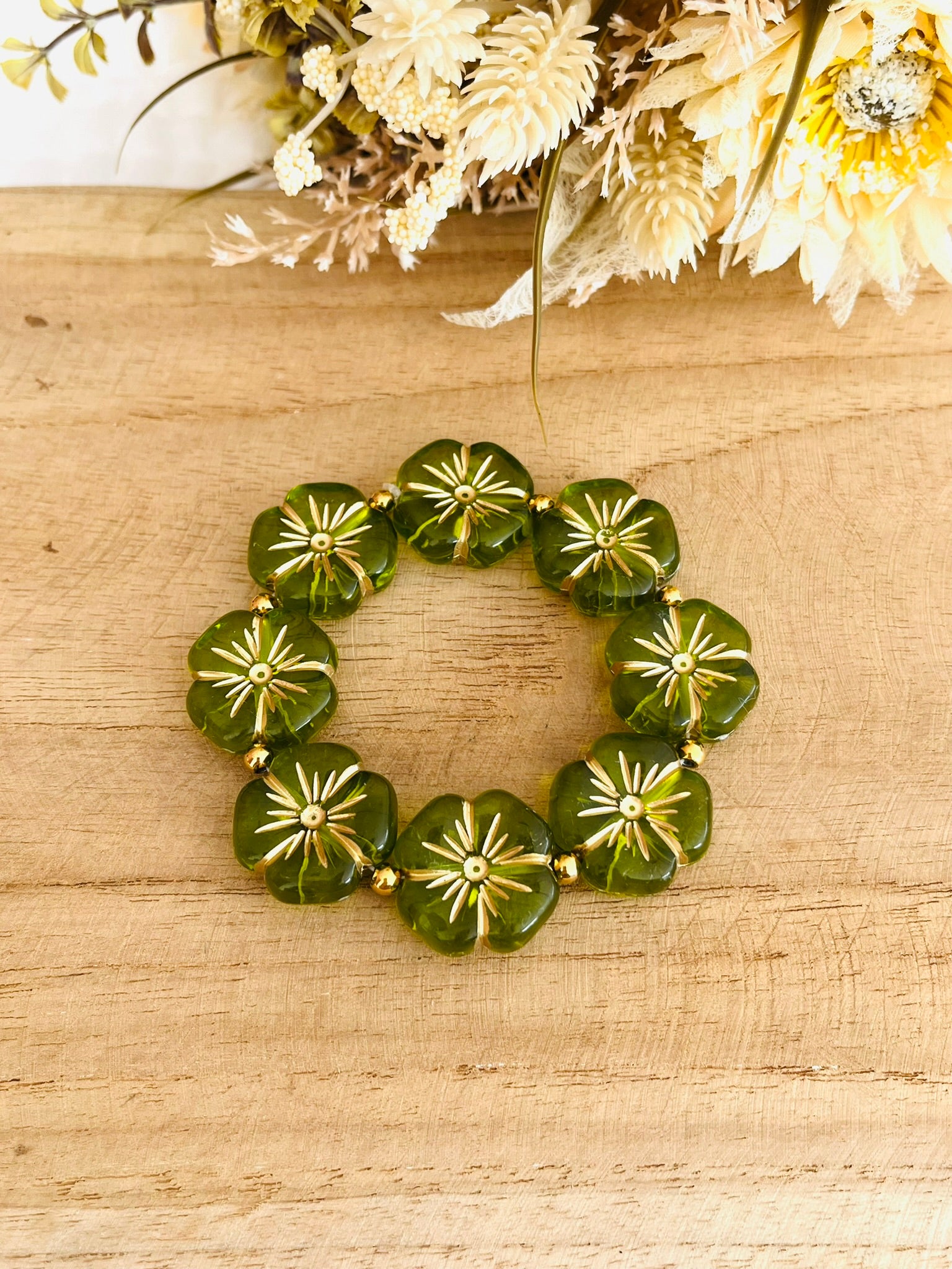 Bracelet élastique en perle acrylique fait main.
Perles en forme de fleur vert et doré.
Bijou fantaisie fait main.